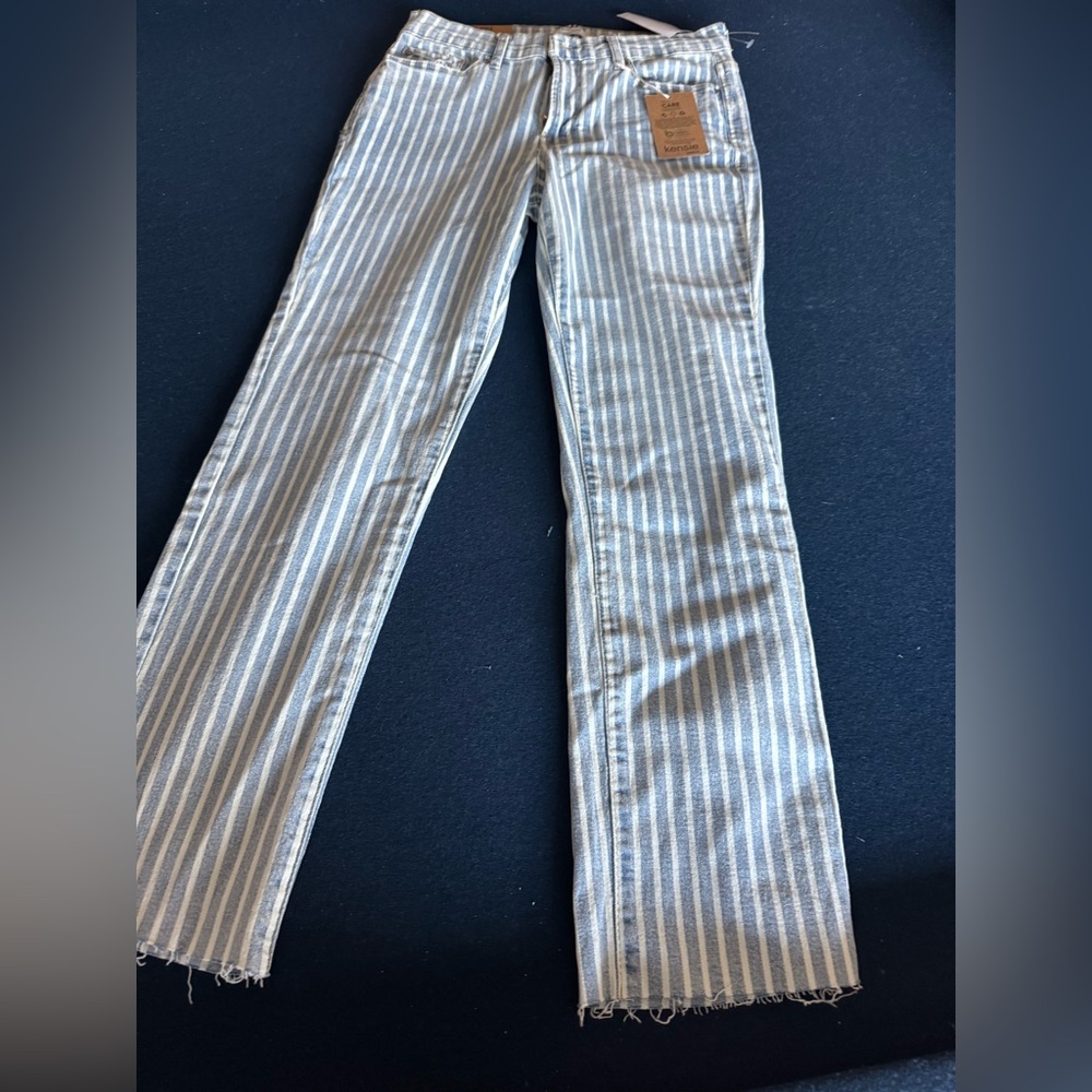 KENSIE “ the Allie high rise slim “Striped denim with zip fly and pockets!💙🤍💙